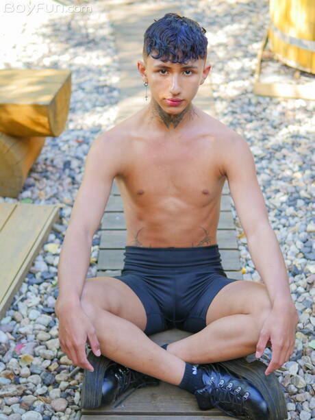 Young boy Archi Gold shows a beautiful body outside