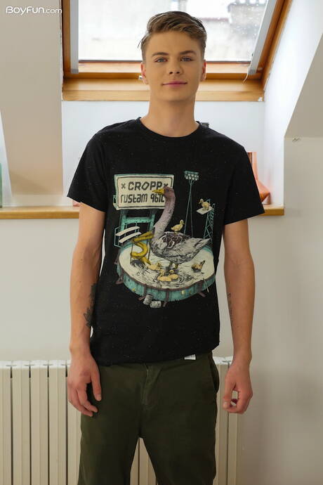 Pretty boy Kieran Karlsson shows a perfect body