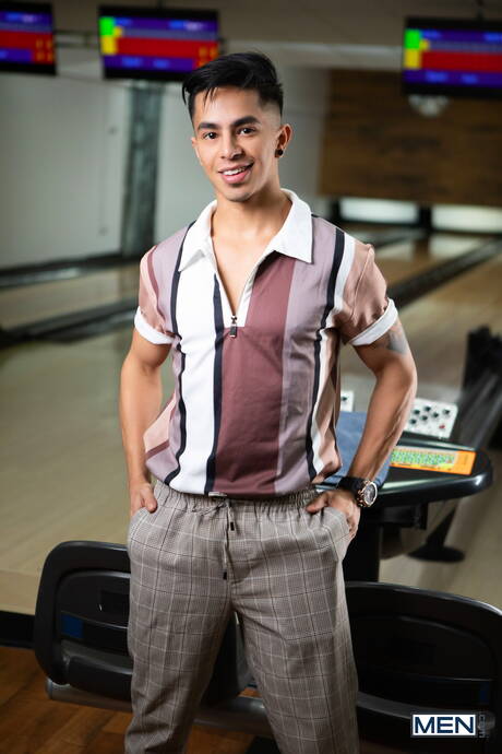 Canadian strong bull Malik Delgaty and chilean muscular Angel Santana fuck after blowjob